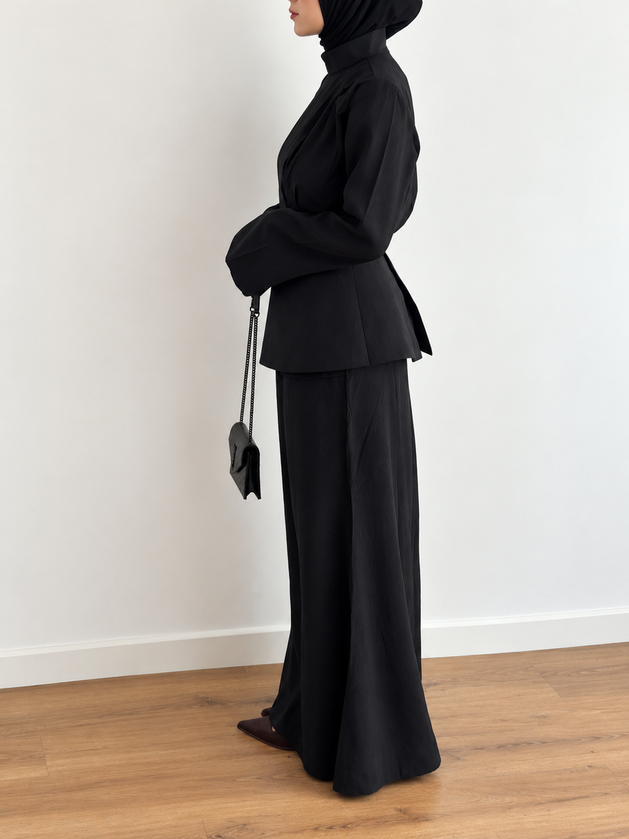 Ensemble 3 pièces La Muse noir porté de profil, ceinture asymétrique