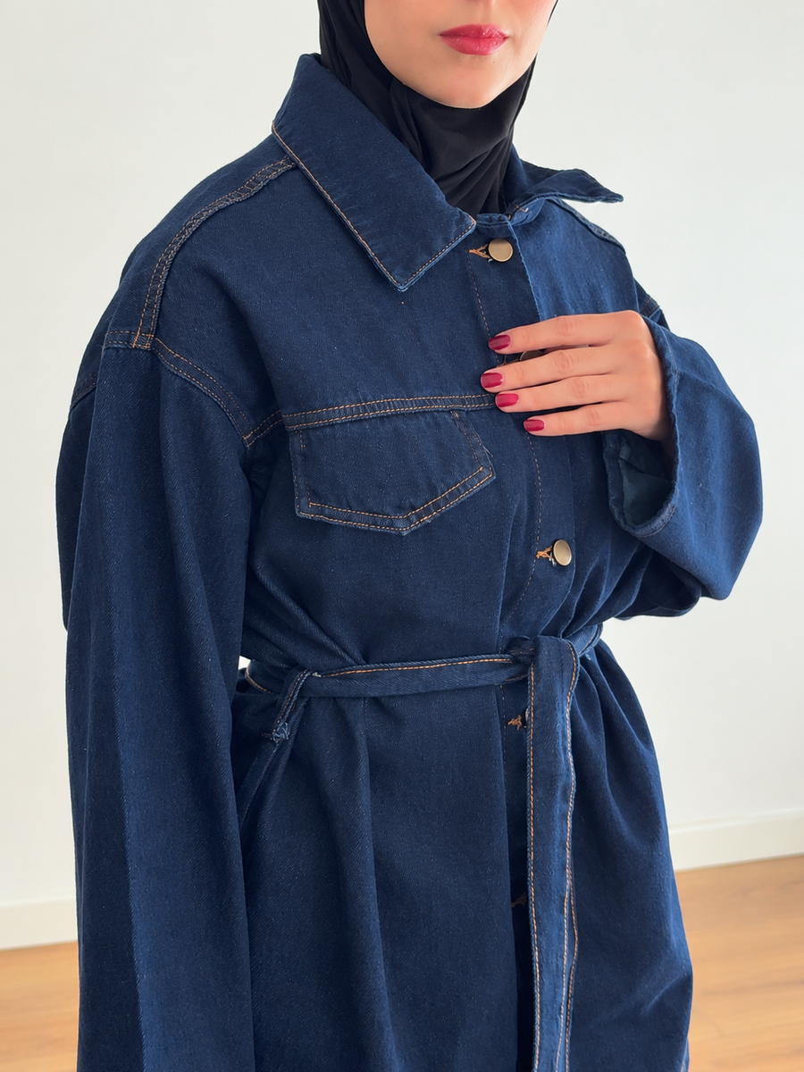 Ensemble denim L’Indigo gros plan sur le col chemise