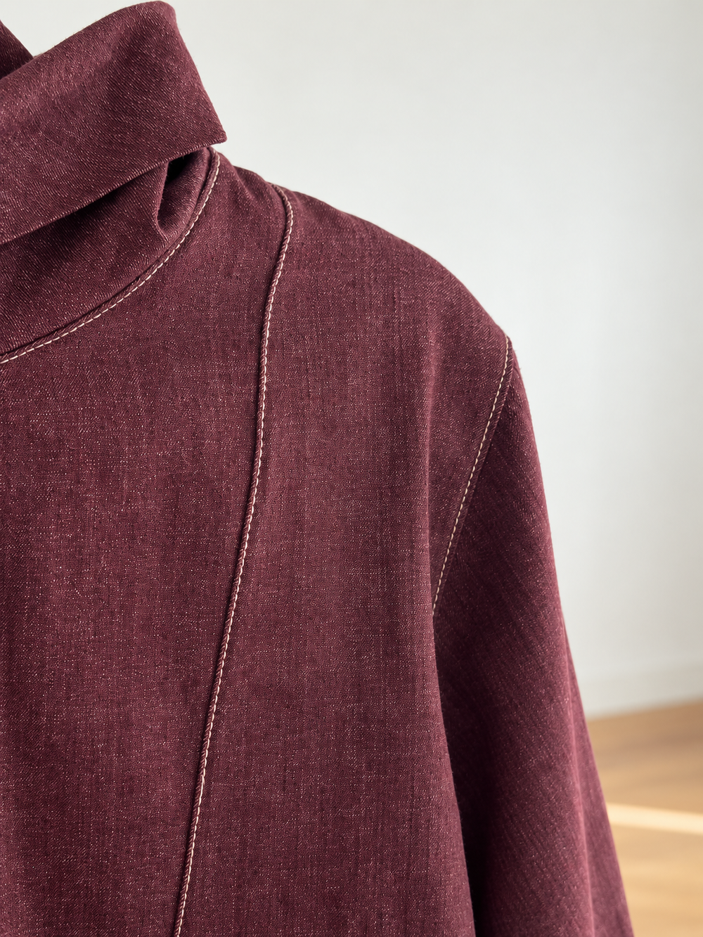 Haut en denim L’Esquisse bordeaux gros plan sur le denim et les surpiqûres