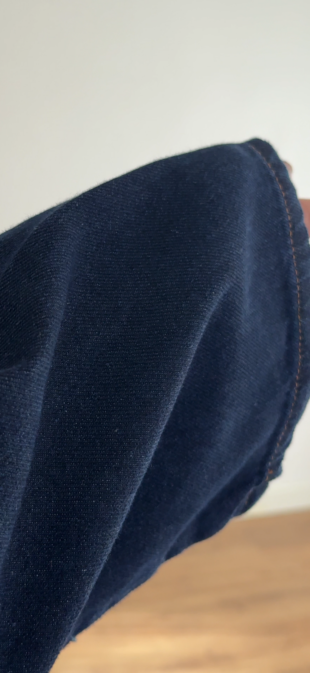 Ensemble denim L’Indigo gros plan sur le denim 100 % coton