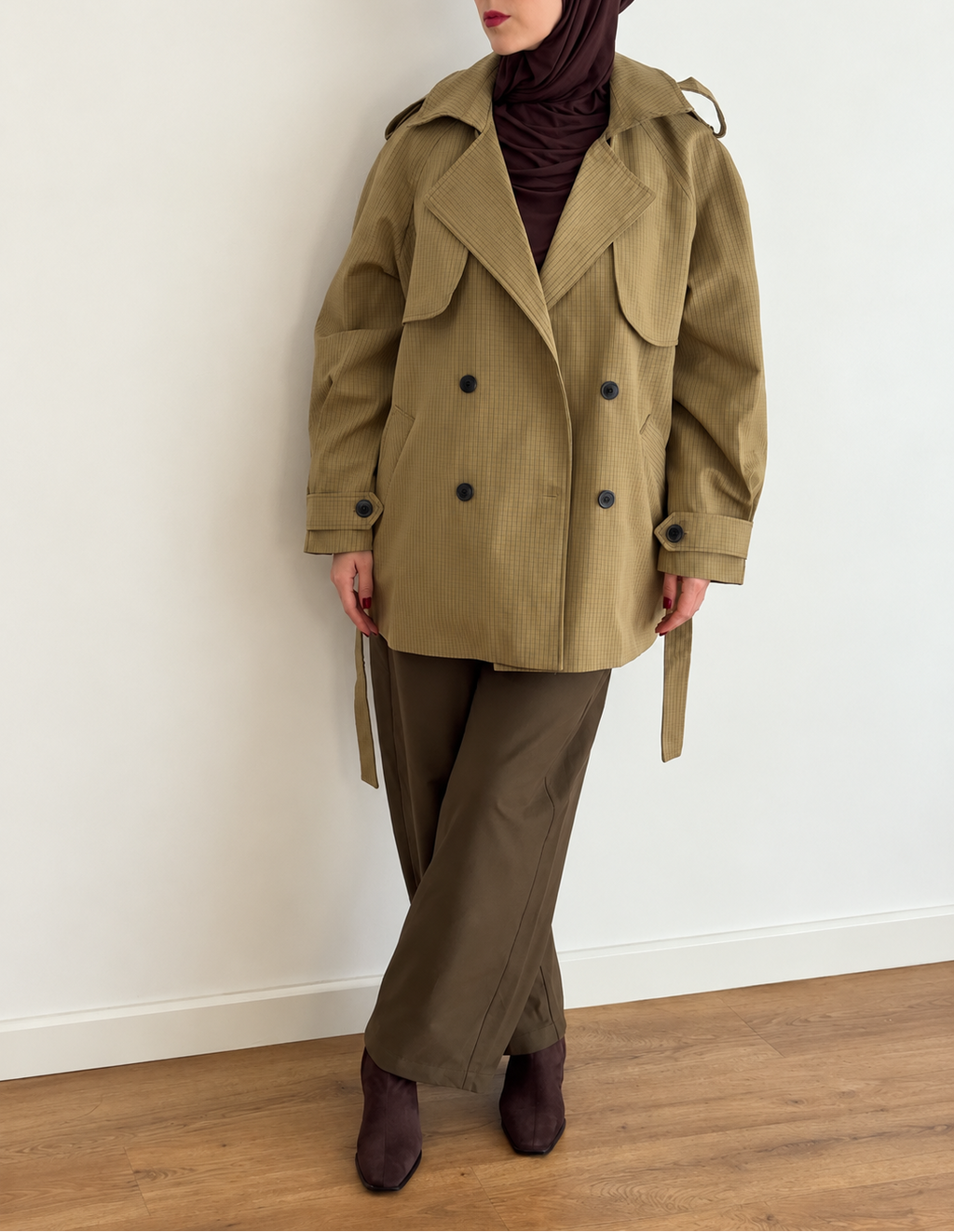 Trench court Le Passage kaki sable porté sur un pantalon