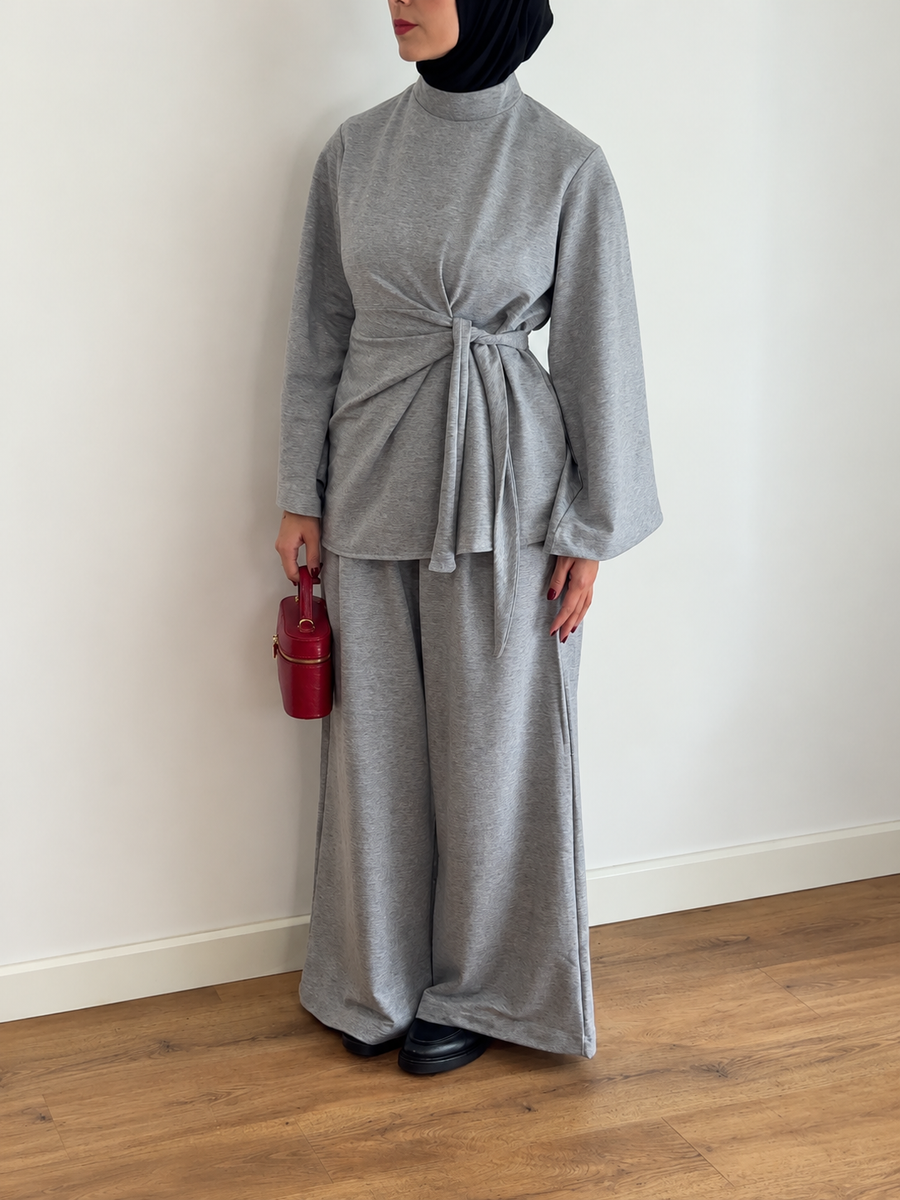 Ensemble drapé L’Élan gris porté de face, haut à col montant et pantalon large