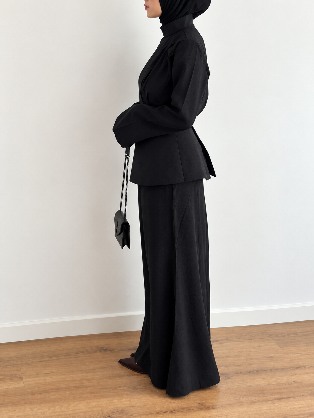 Ensemble 3 pièces La Muse noir porté de profil, ceinture asymétrique