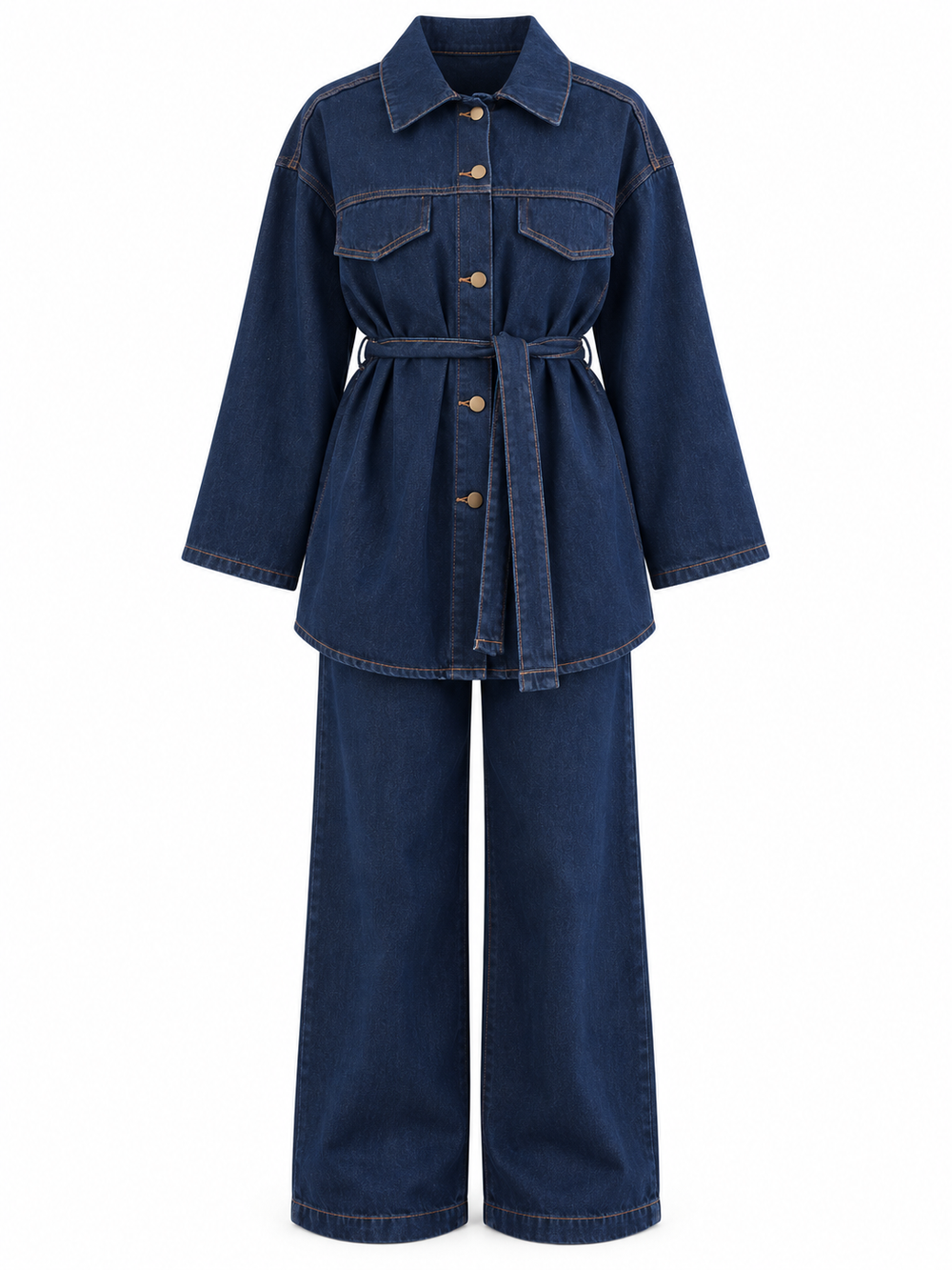 Ensemble denim L’Indigo sur fond blanc : veste, ceinture et pantalon