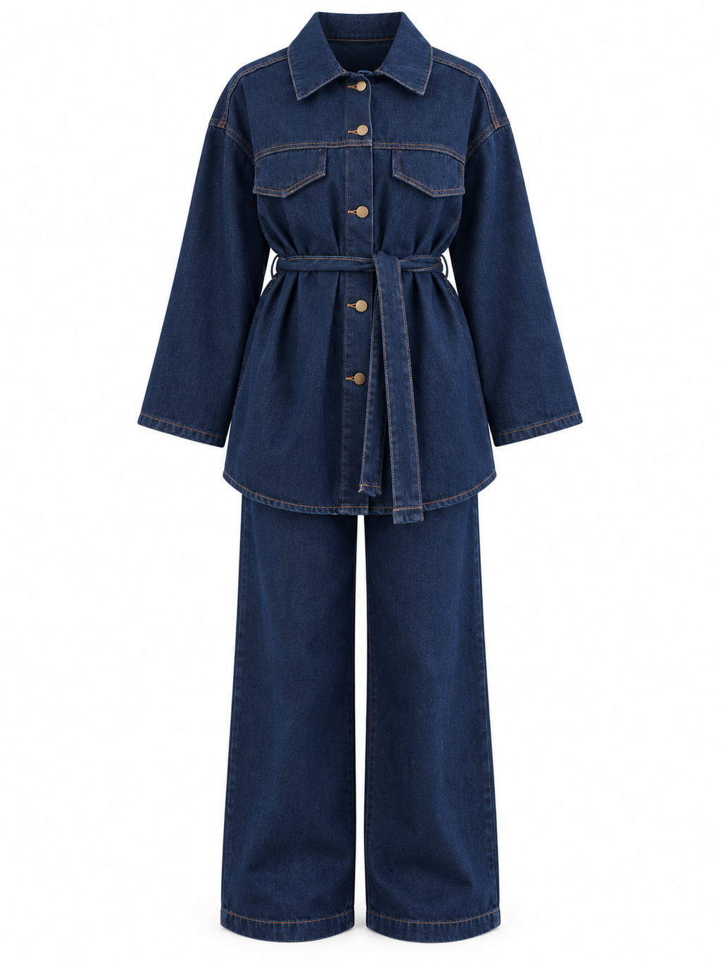 Ensemble denim L’Indigo sur fond blanc : veste, ceinture et pantalon