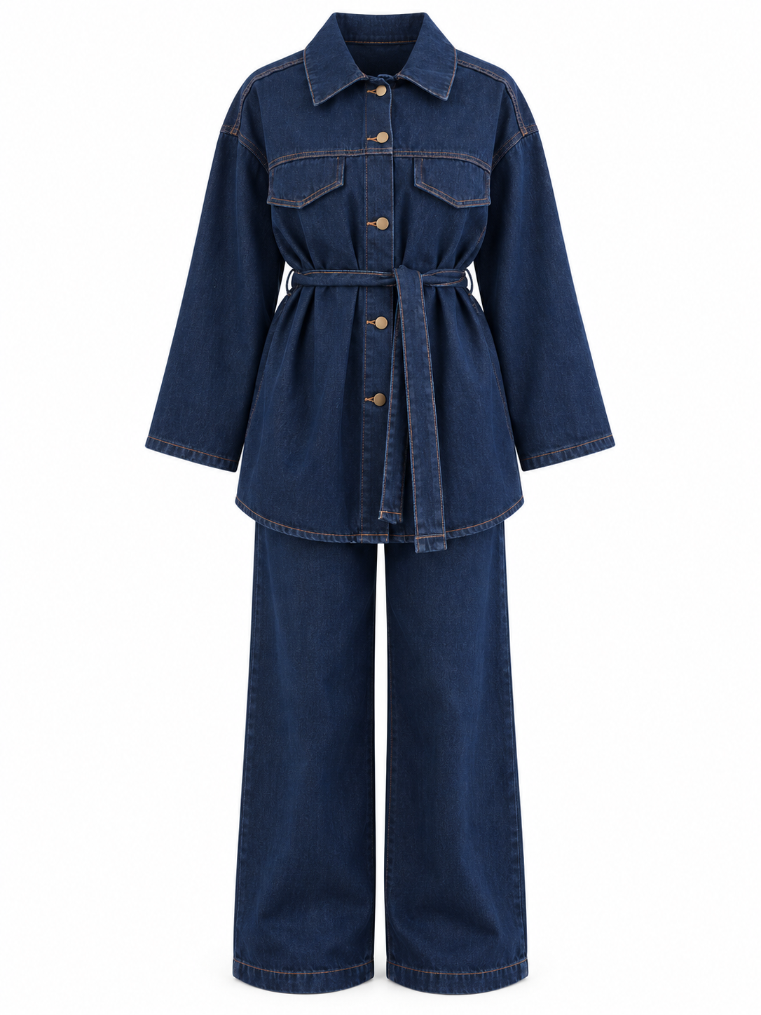 Ensemble denim L’Indigo sur fond blanc : veste, ceinture et pantalon