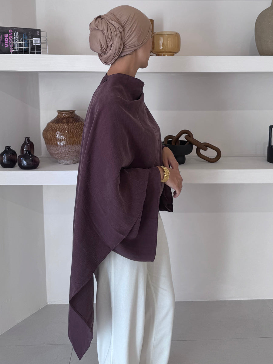 Tunique asymétrique L’Envol aubergine, silhouette modeste et élégante