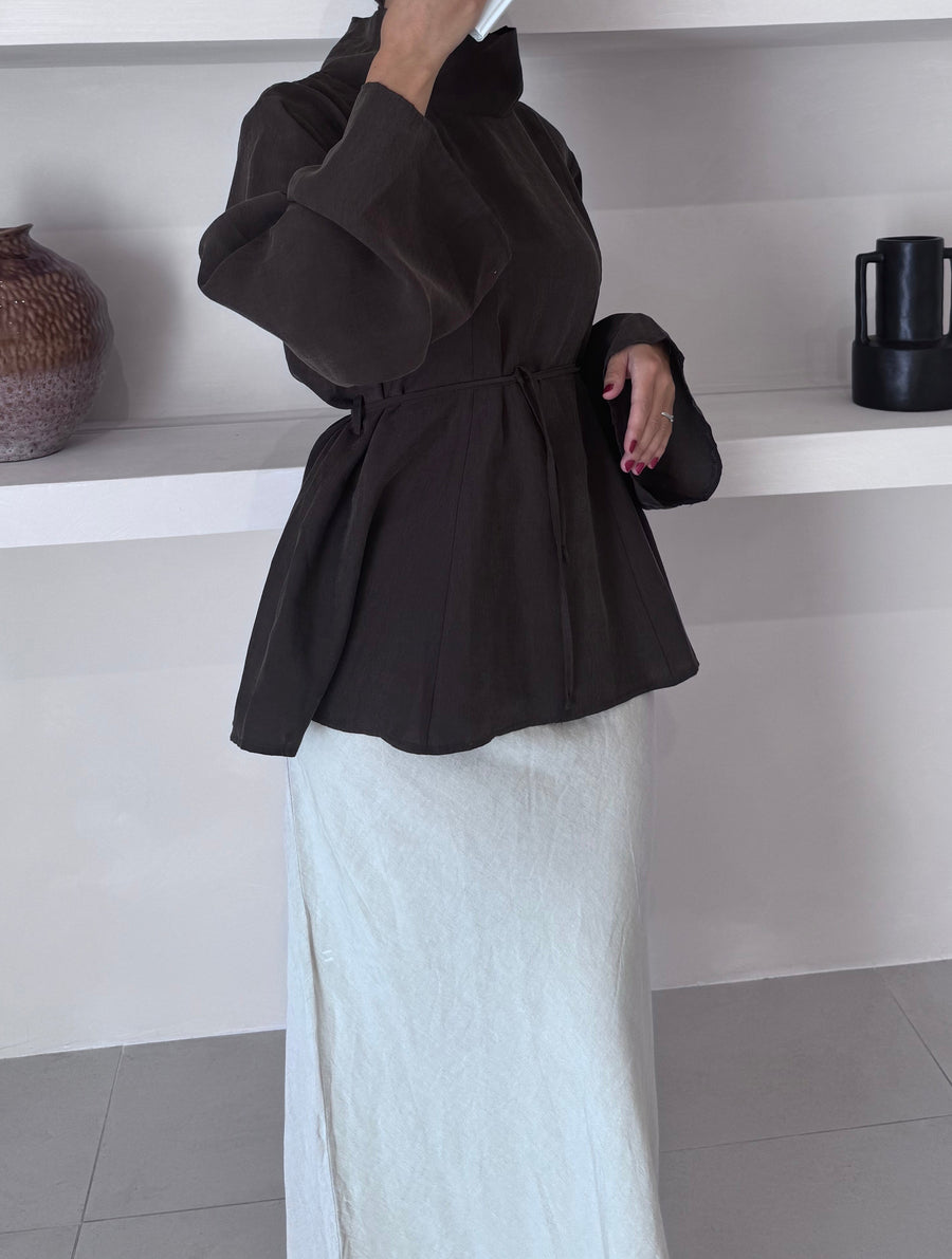 Tunique longue L’Éveil marron portée sur une jupe claire, mode modeste femme