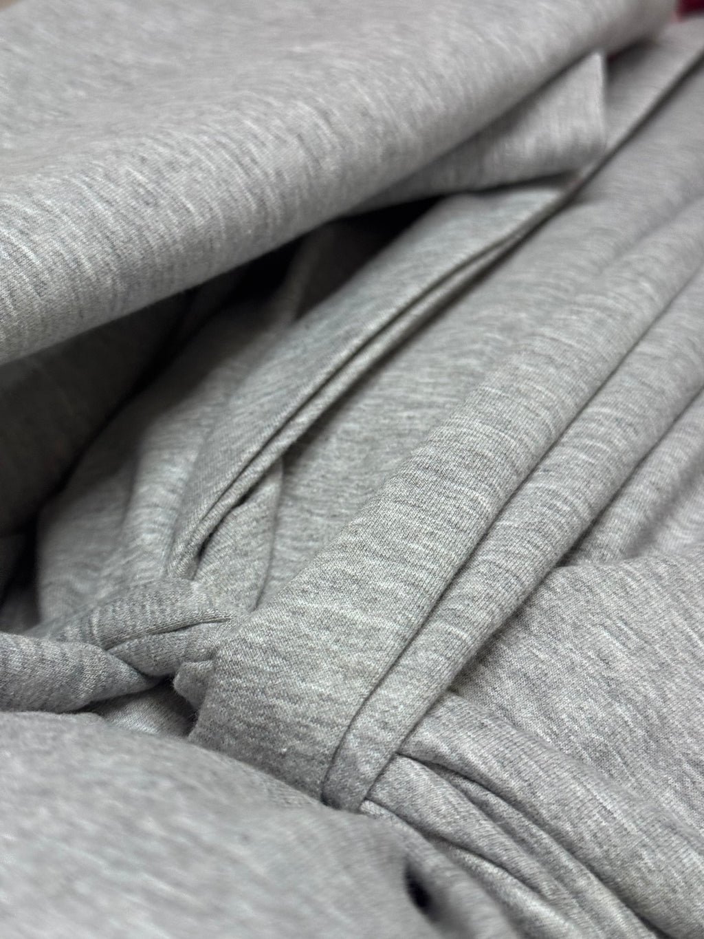 Ensemble drapé L’Élan gris gros plan sur la maille douce et le drapé