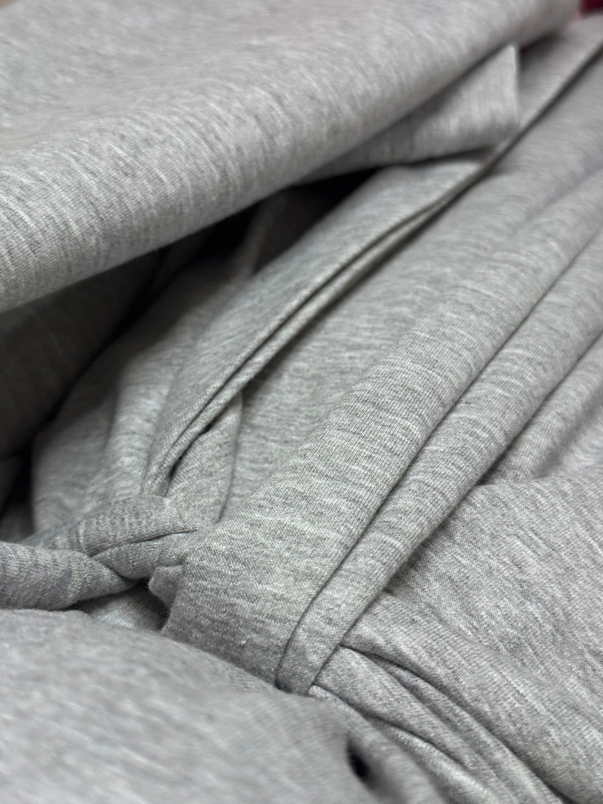 Ensemble drapé L’Élan gris gros plan sur la maille douce et le drapé