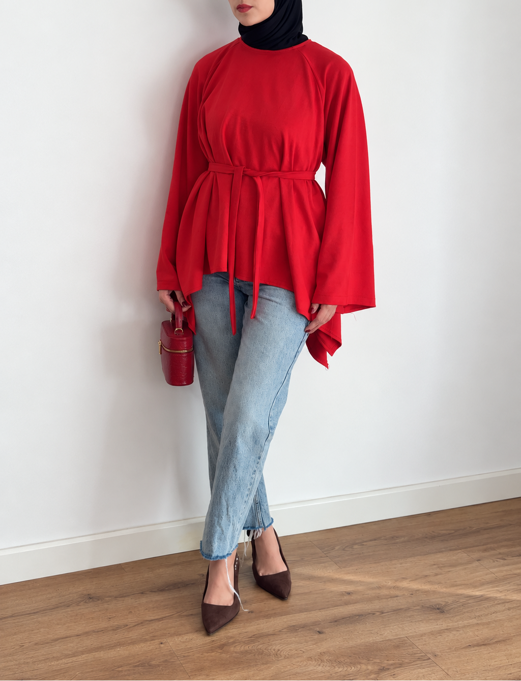 Haut drapé L’Iconique rouge porté sur un jean