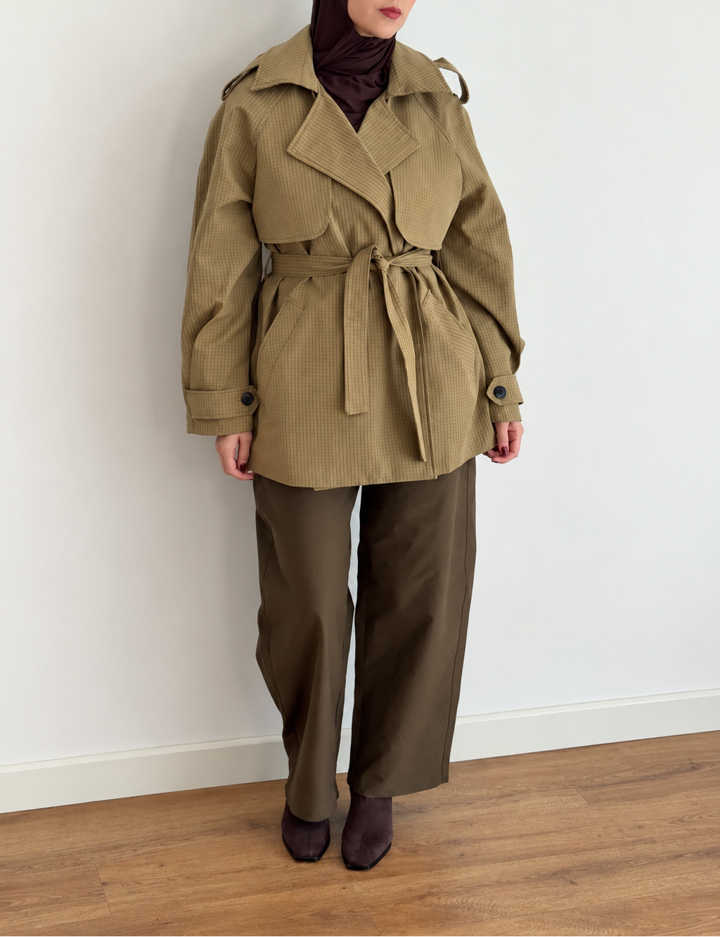 Trench court Le Passage kaki sable porté, tenue femme voilée chic
