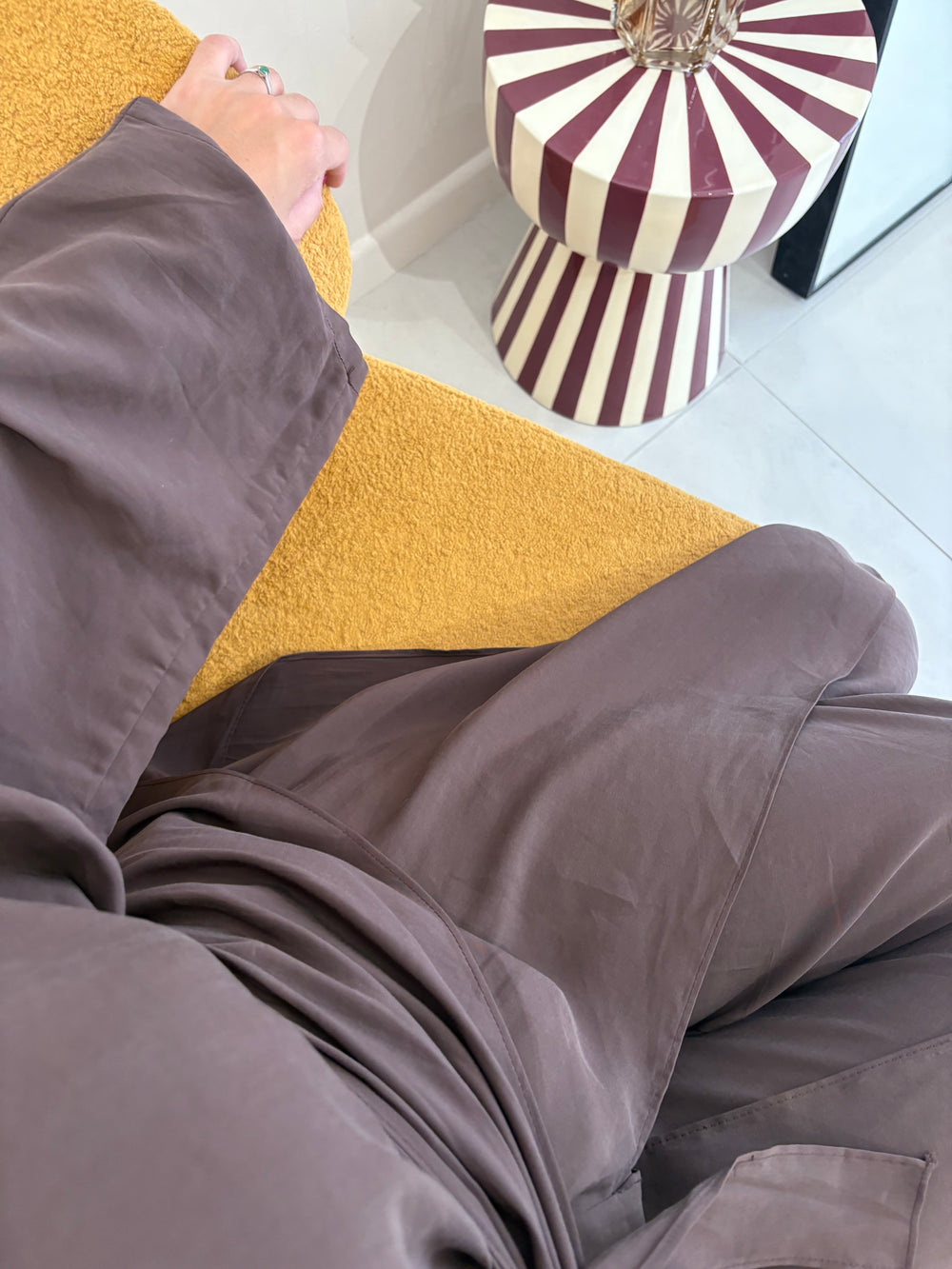 Détail du tissu fluide et opaque de l’ensemble L’Horizon marron