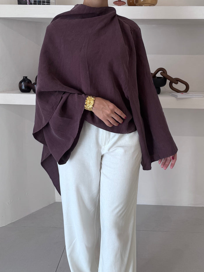 Tunique à cape L’Envol aubergine portée avec un pantalon blanc, mode modeste femme