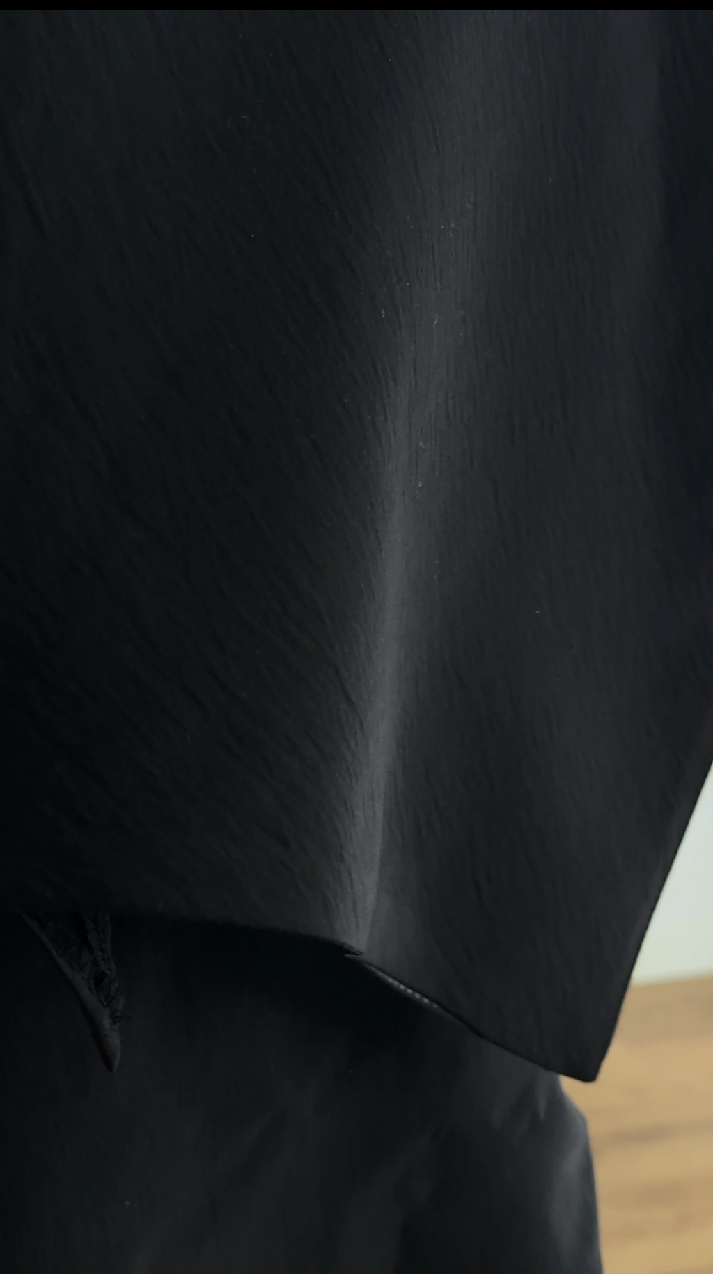 Ensemble 3 pièces La Muse noir gros plan sur le tissu opaque