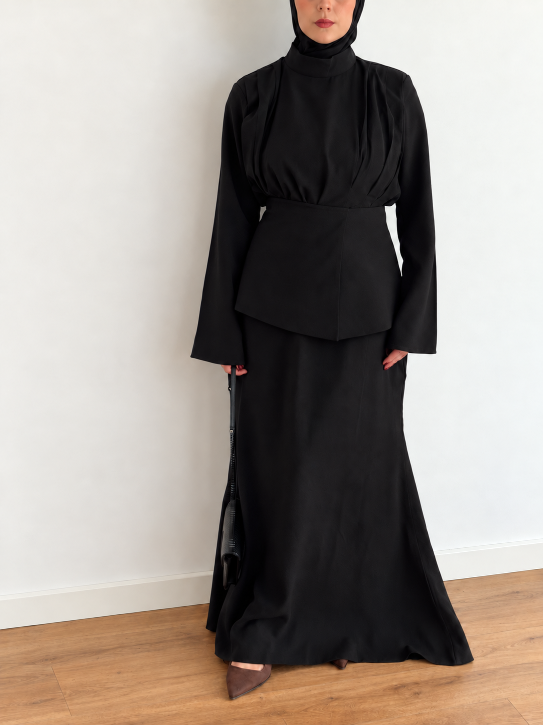 Ensemble 3 pièces La Muse noir porté en pied, jupe longue de 110 cm