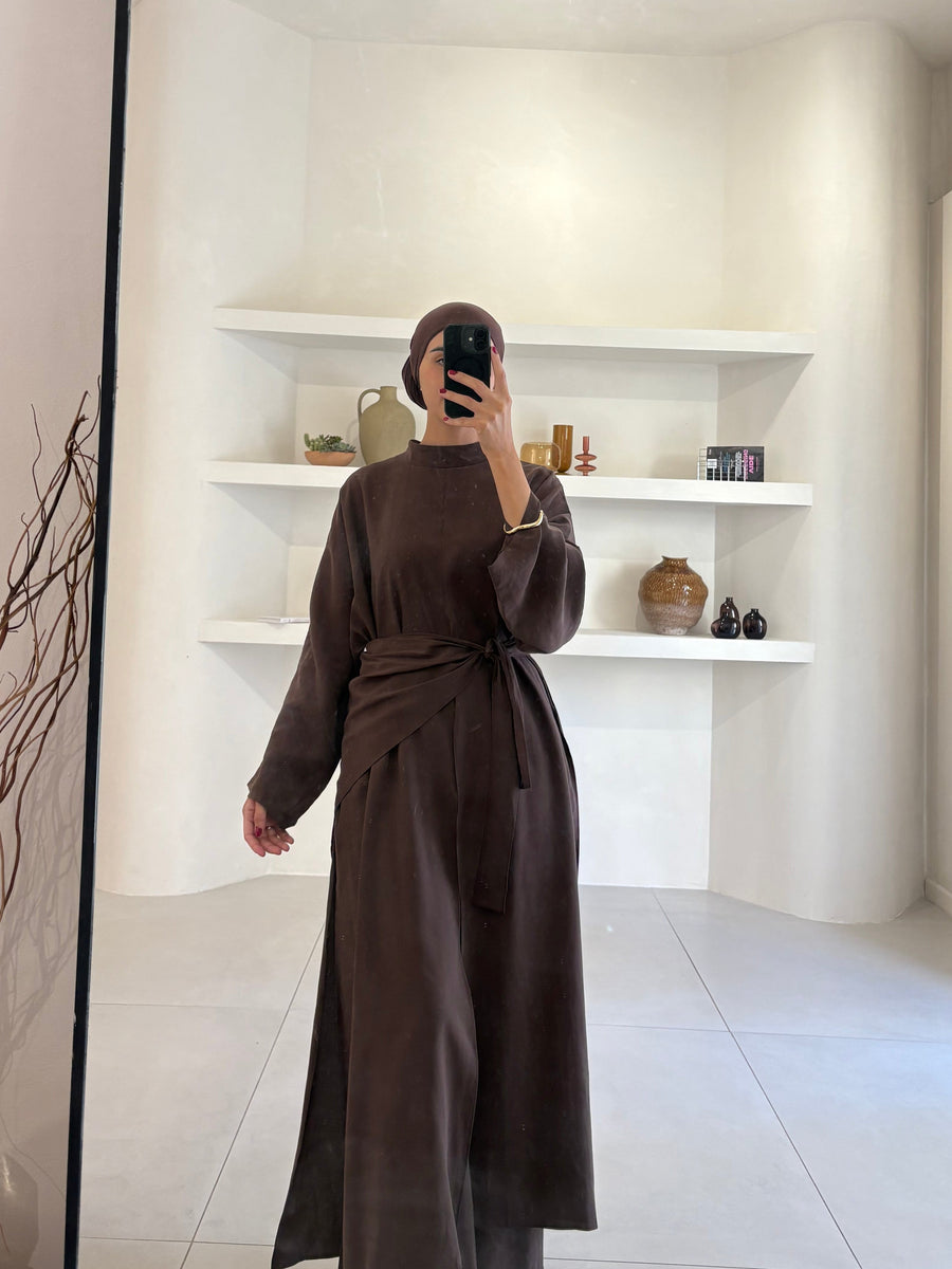 Femme voilée en ensemble L’Horizon marron, tunique longue ceinturée et pantalon fluide