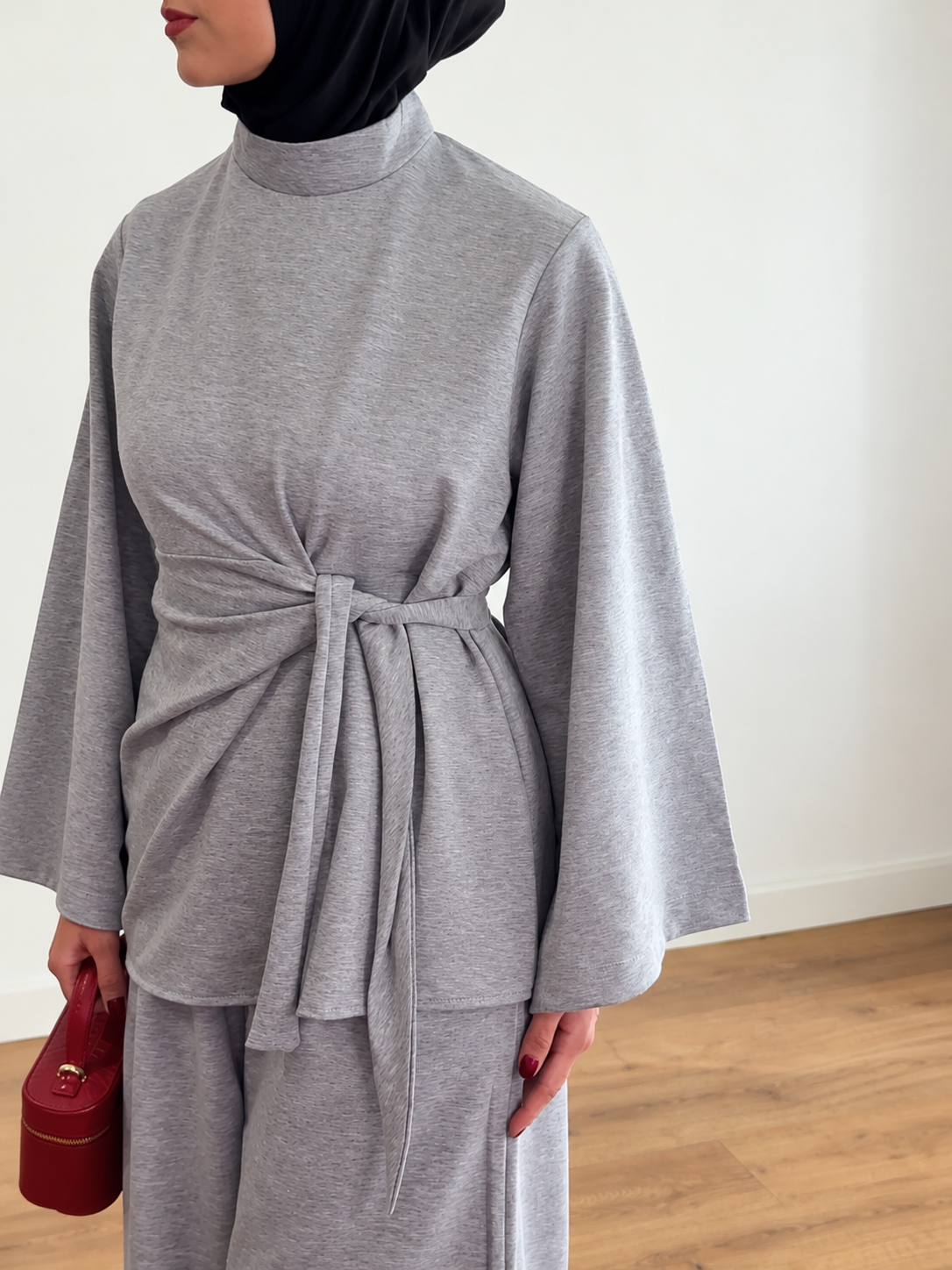 Ensemble drapé L’Élan gris porté, détail du drapé noué