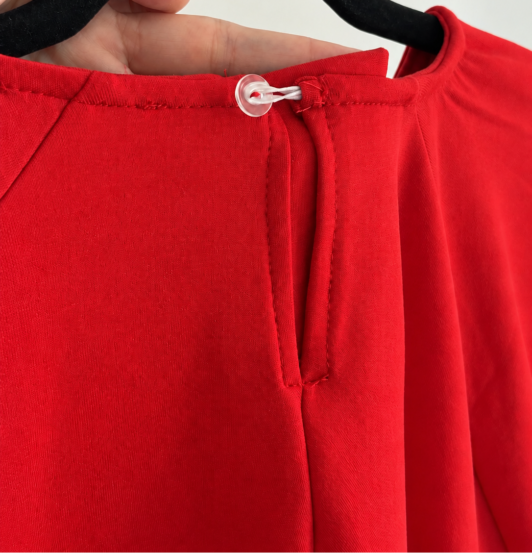 Haut drapé L’Iconique rouge, détail de l’encolure