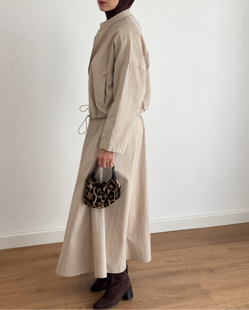 Ensemble L’Allure beige de profil, jupe longue évasée