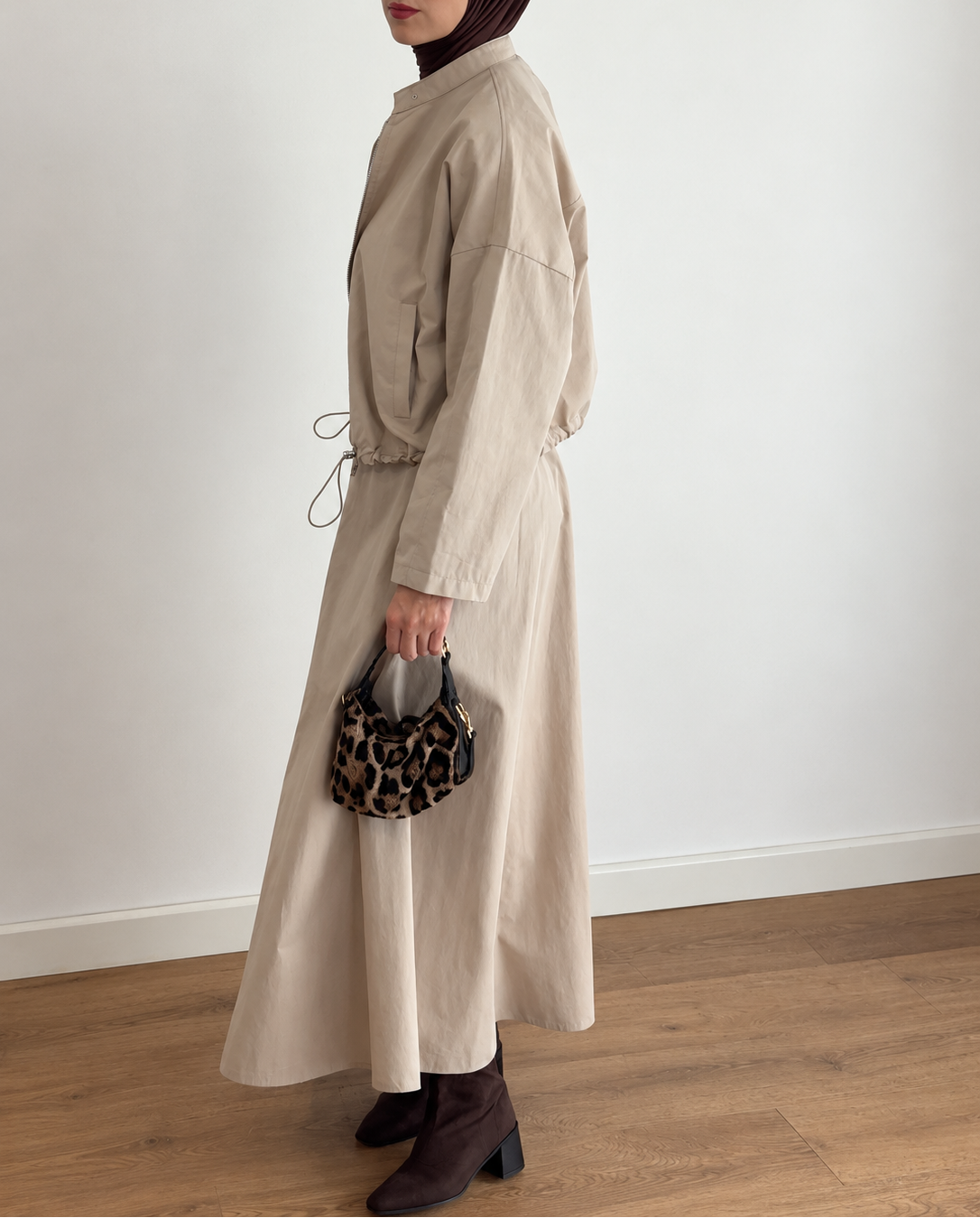 Ensemble L’Allure beige de profil, jupe longue évasée