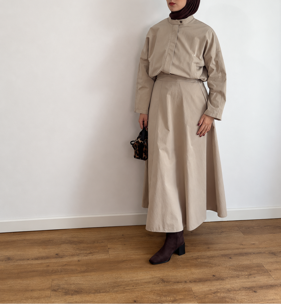Ensemble L’Allure beige porté de face, veste courte et jupe évasée