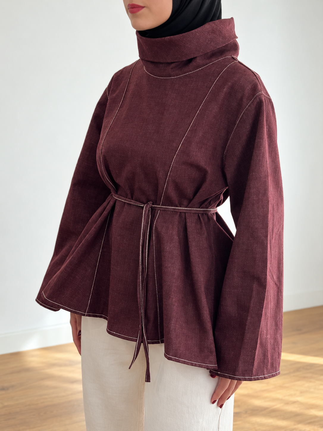 Haut en denim L’Esquisse bordeaux porté, détail du col montant