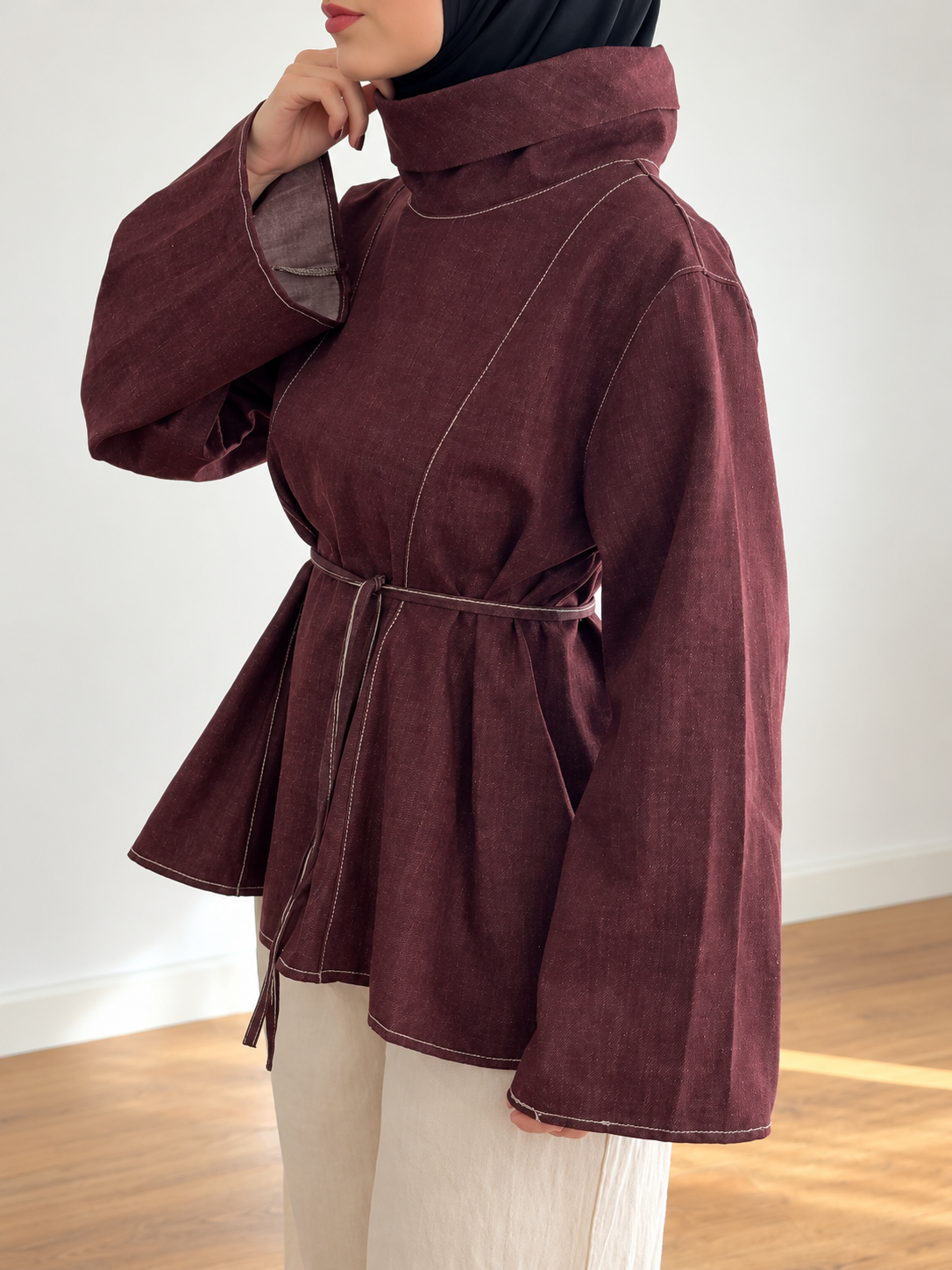 Haut en denim L’Esquisse bordeaux porté sur un pantalon fluide