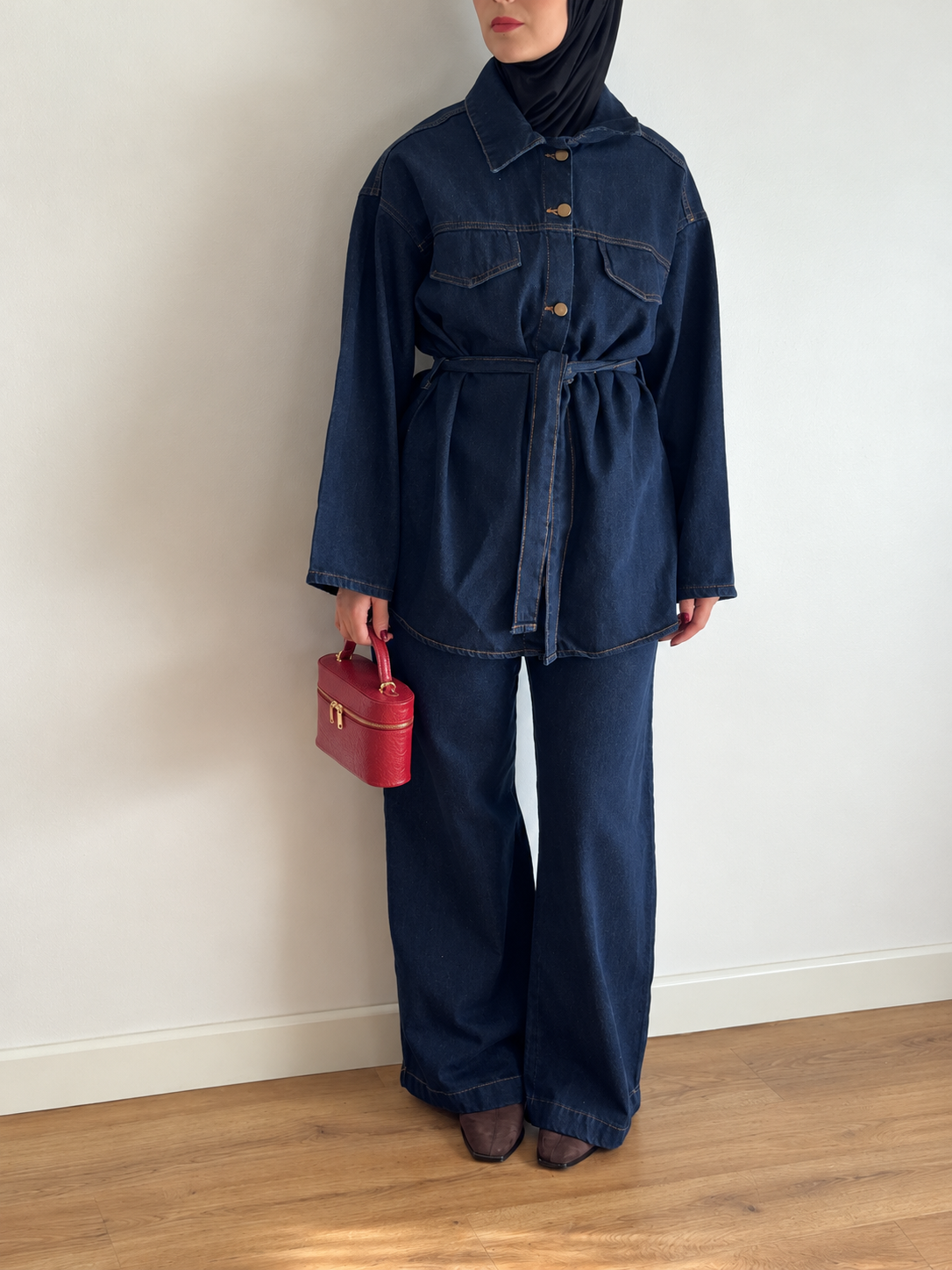Ensemble denim L’Indigo porté de face, veste ceinturée et pantalon large