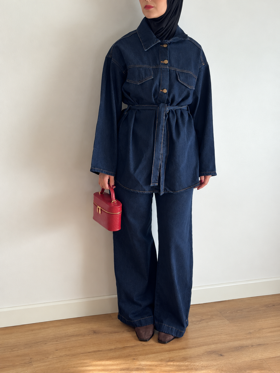 Ensemble denim L’Indigo porté de face, veste ceinturée et pantalon large