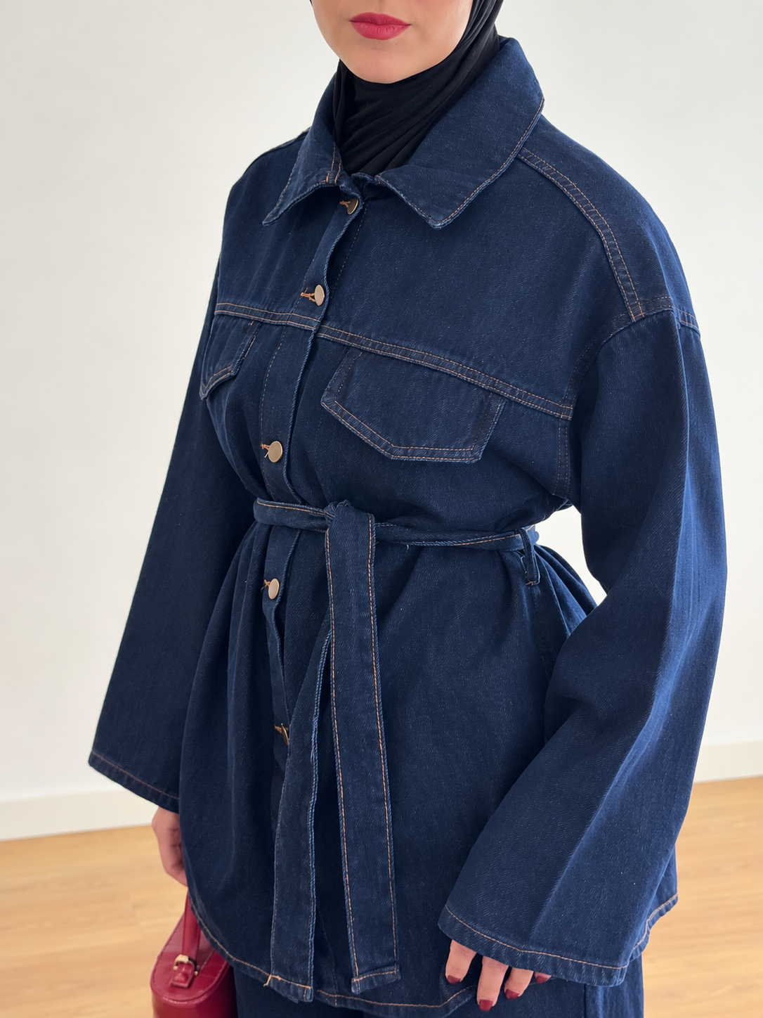 Ensemble denim L’Indigo détail de la ceinture et des surpiqûres