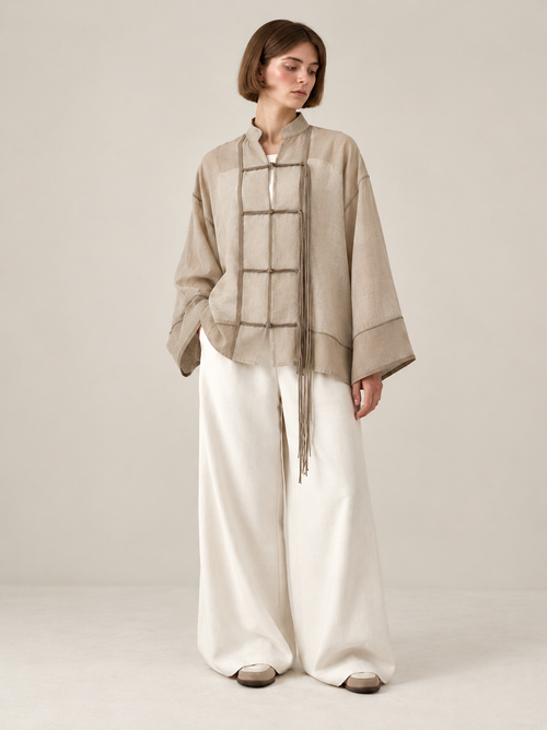 Tunique à liens Le Sillage beige portée sur un pantalon large blanc, mode modeste