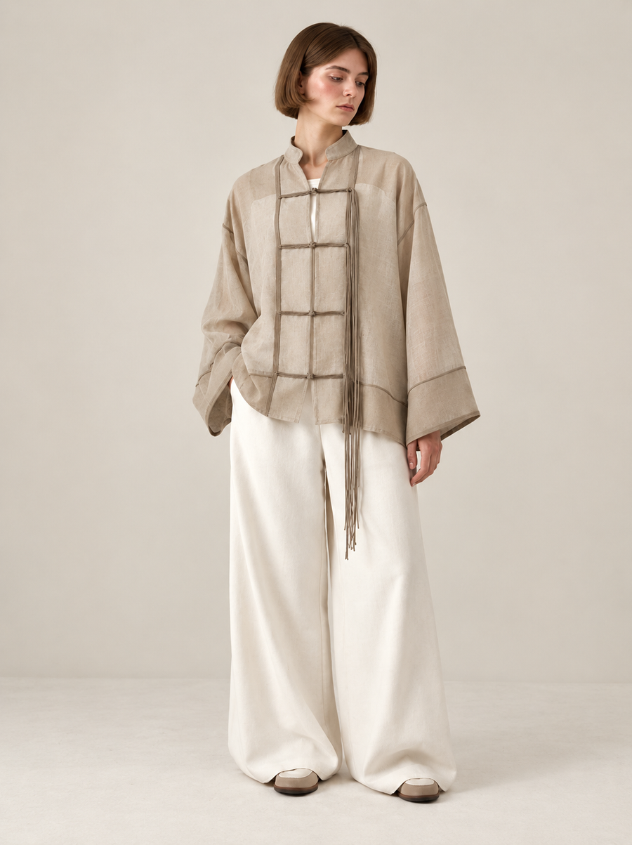 Tunique à liens Le Sillage beige portée sur un pantalon large blanc, mode modeste