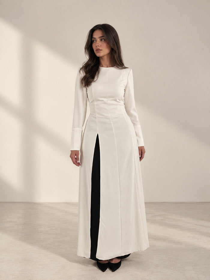 Tunique longue blanche L’Aurore portée sur un pantalon noir, mode modeste femme