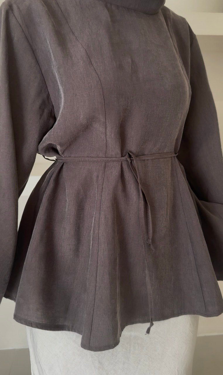 Taille ceinturée de la tunique L’Éveil marron, détail
