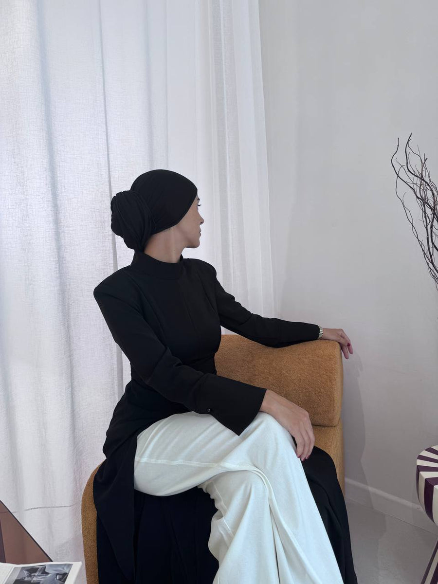 L’Aurore noire portée assise, tunique longue de 139 cm