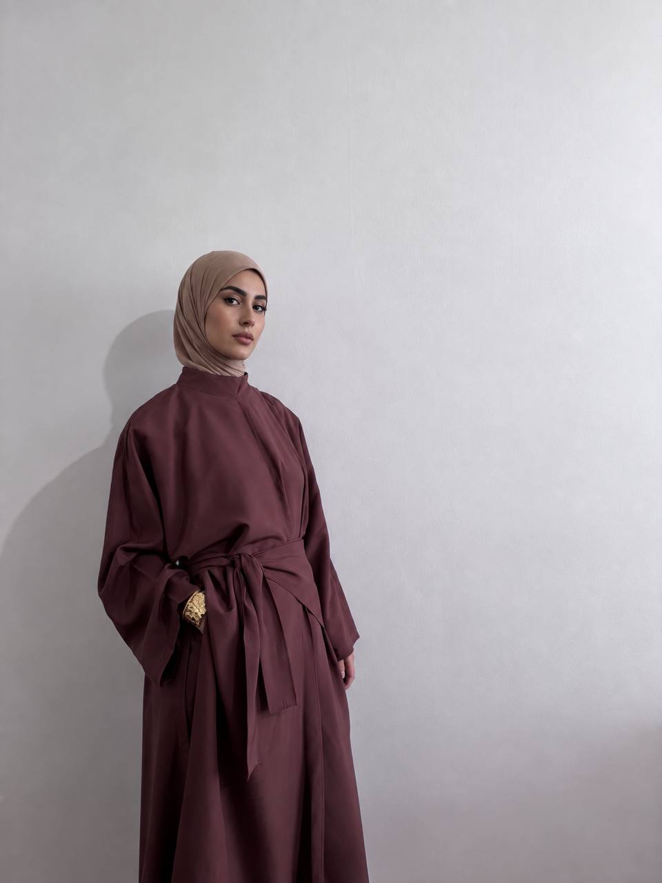 Ensemble L’Horizon bordeaux porté avec la ceinture nouée, tenue femme voilée chic