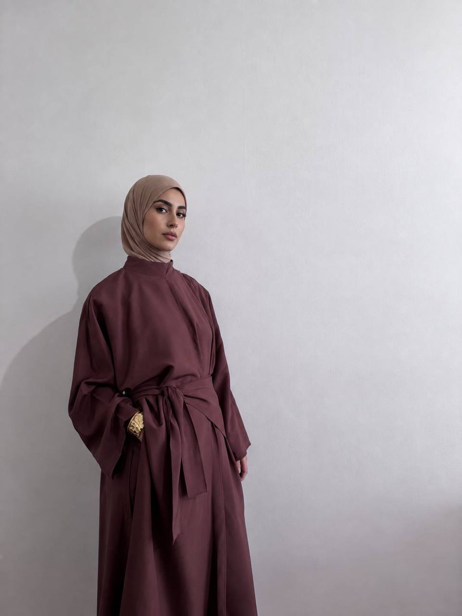 Ensemble L’Horizon bordeaux porté avec la ceinture nouée, tenue femme voilée chic