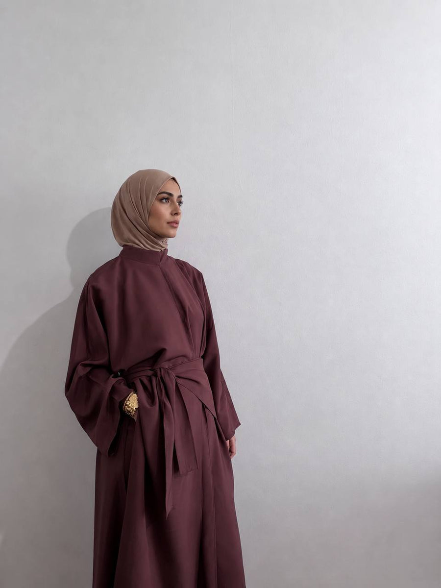 Ensemble 3 pièces L’Horizon bordeaux porté, tunique longue ceinturée et pantalon, femme voilée