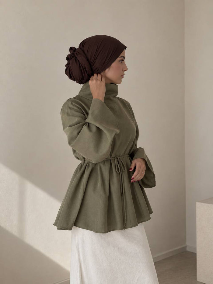 Tunique ceinturée L’Éveil vert olive portée, col montant, mode modeste femme