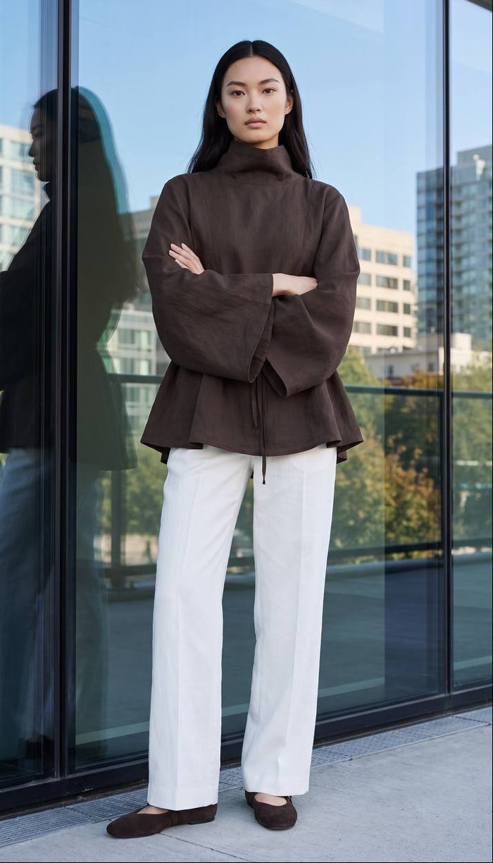 Tunique ceinturée L’Éveil marron portée avec un pantalon blanc, col montant