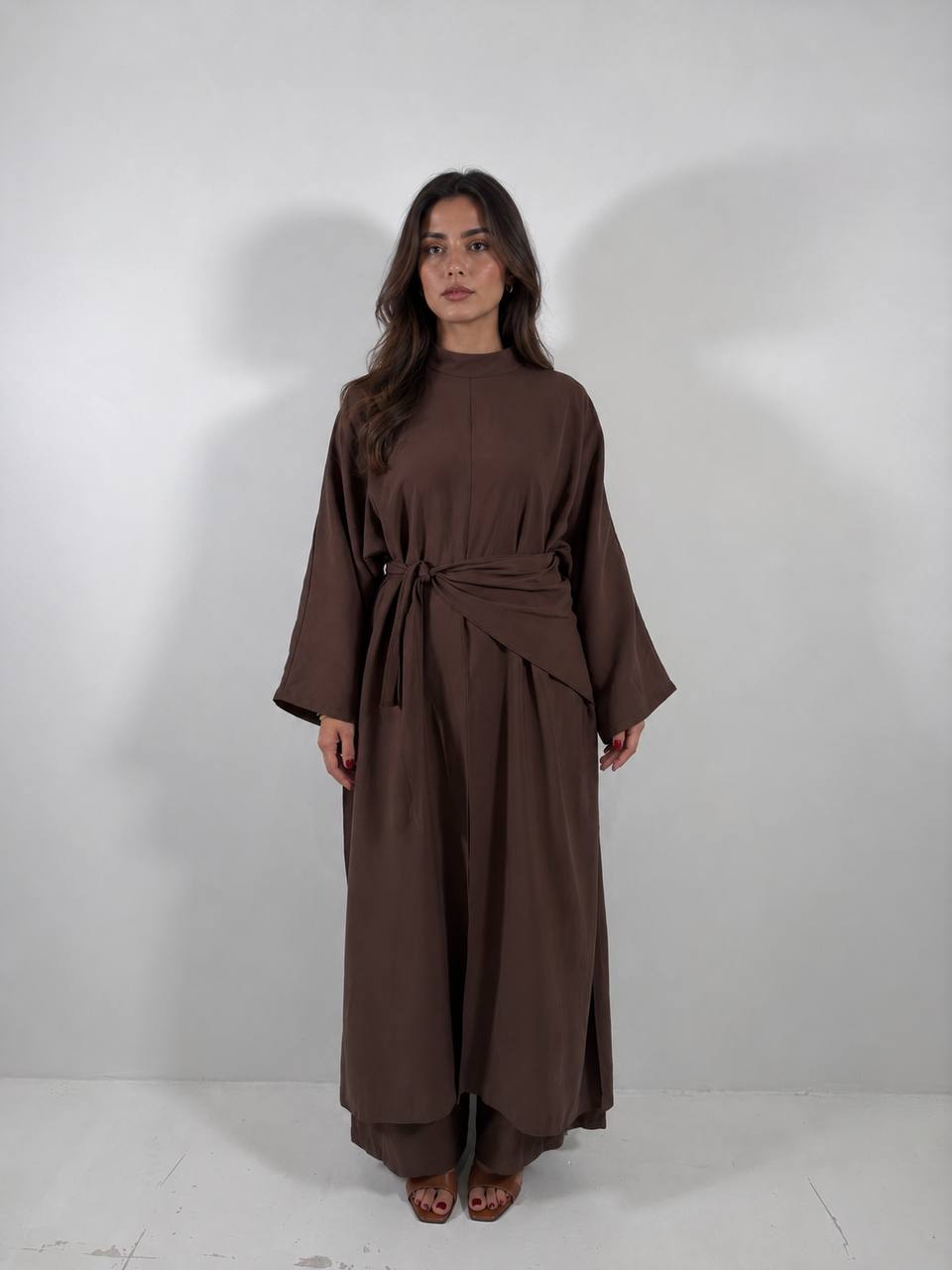 Ensemble 3 pièces L’Horizon marron porté de face, tunique longue ceinturée et pantalon, mode modeste