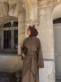 Femme voilée en ensemble jupe longue et haut L’Épure marron en coton, tenue modeste en ville