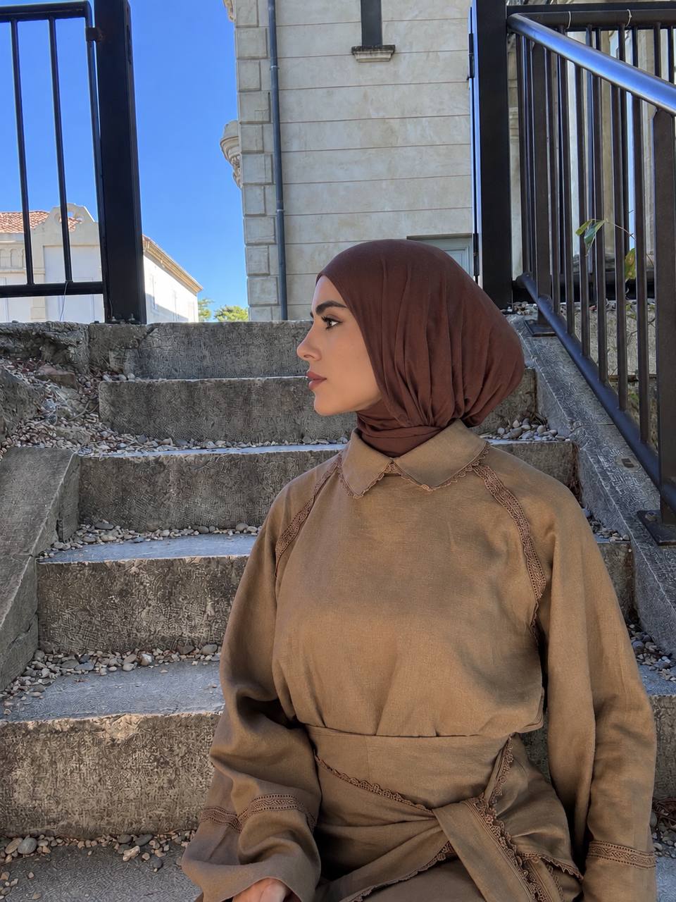 Haut à col montant de l’ensemble L’Épure marron porté avec un hijab assorti