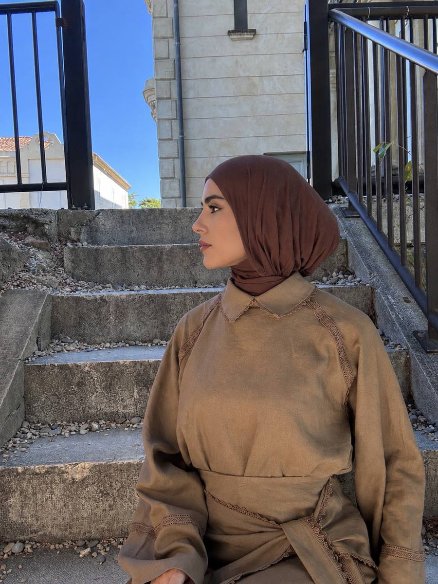 Haut à col montant de l’ensemble L’Épure marron porté avec un hijab assorti