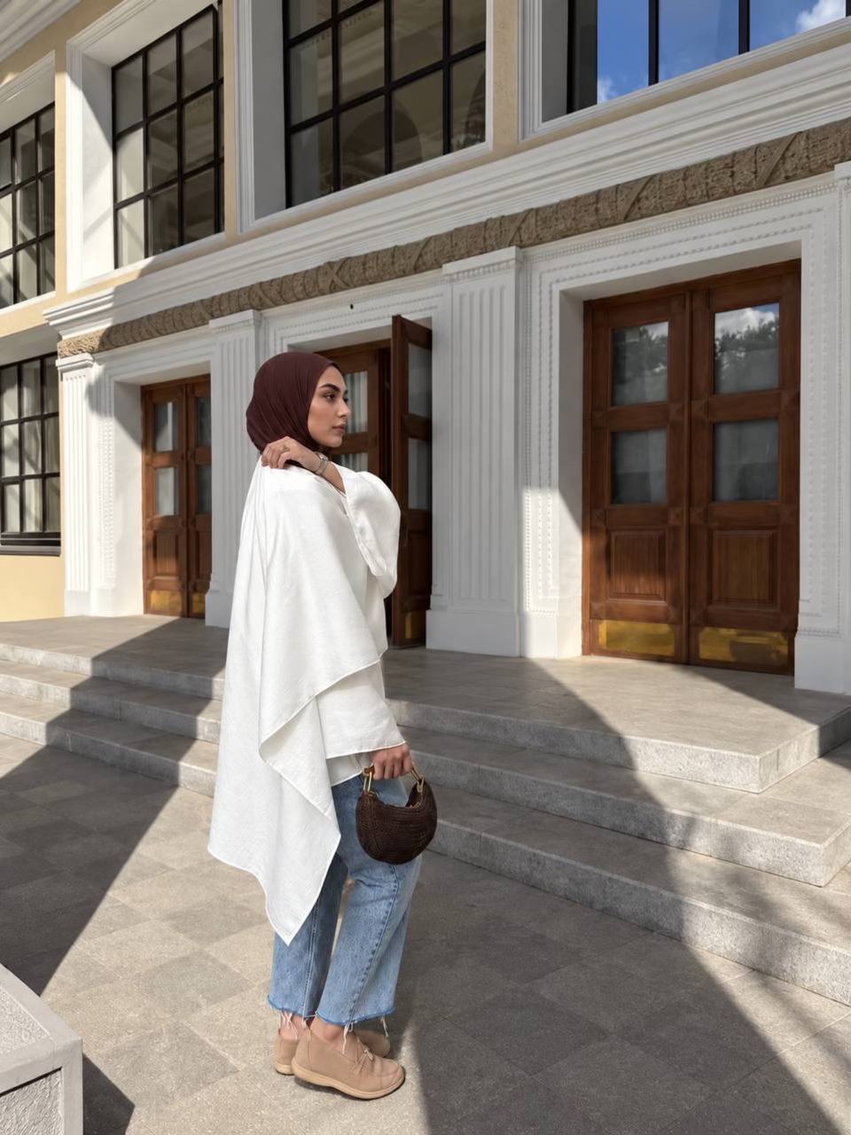Tunique asymétrique à cape L’Envol blanche portée, mode modeste femme – vue 1