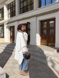Tunique asymétrique à cape L’Envol blanche portée, mode modeste femme – vue 1