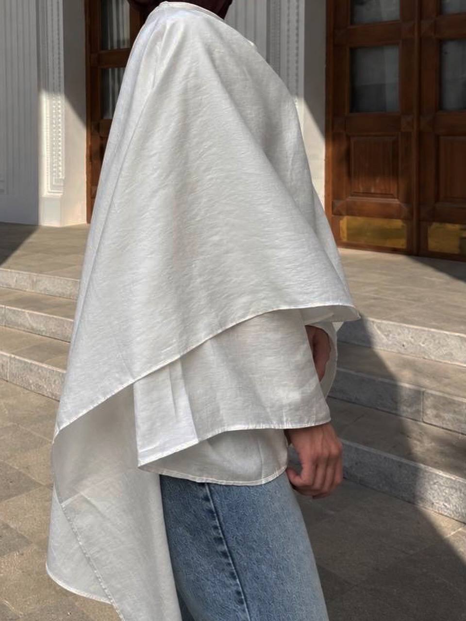 Tunique asymétrique à cape L’Envol blanche portée, mode modeste femme – vue 2
