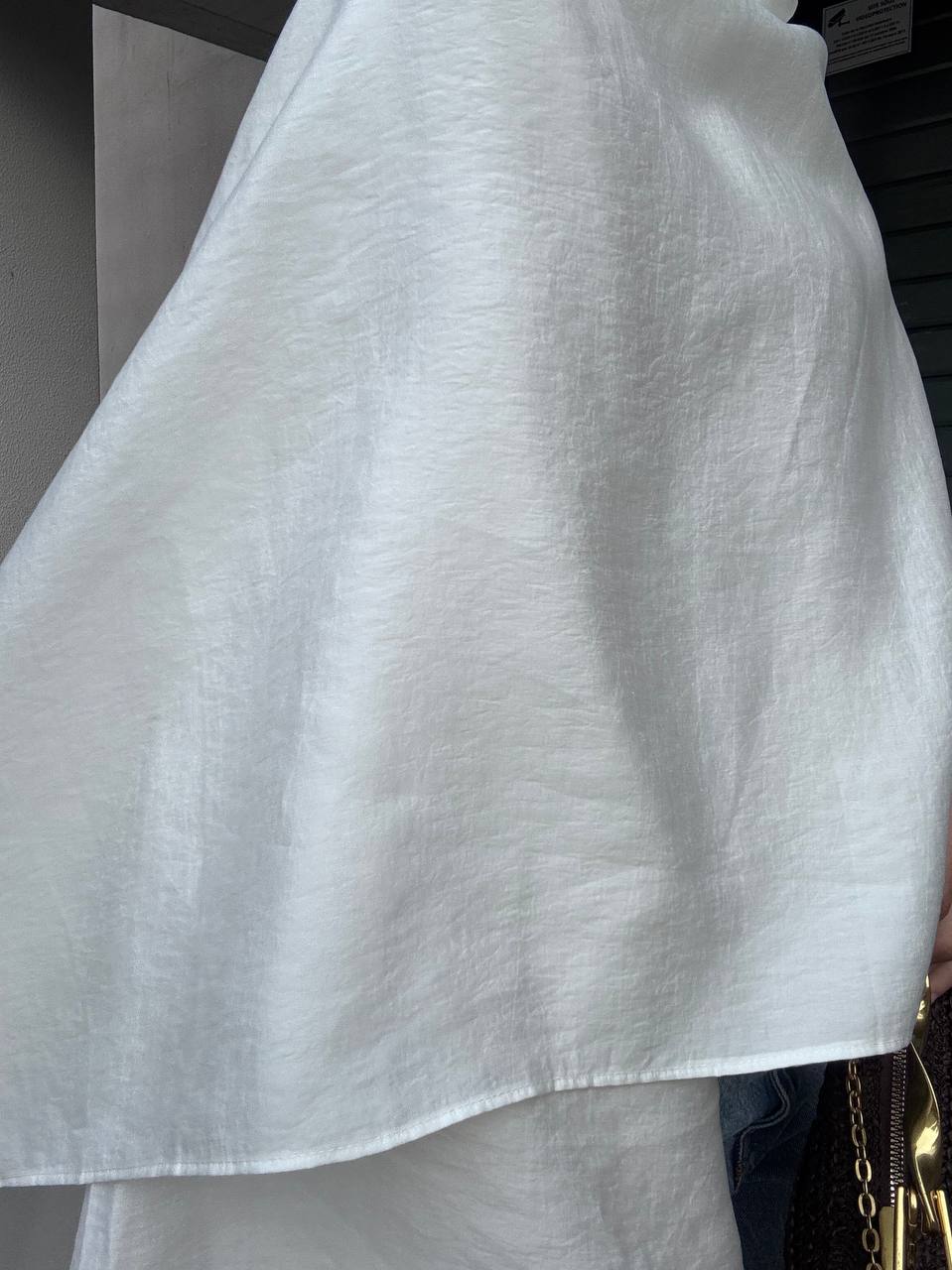 Tunique asymétrique à cape L’Envol blanche portée, mode modeste femme – vue 4